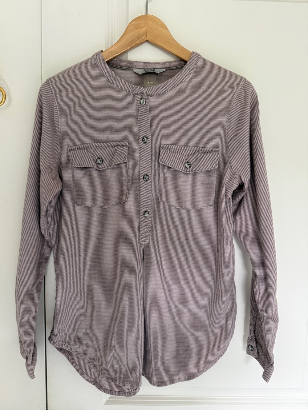 Mountain Hardwear women’s soft Henley Shirt in Lavender Gray stripe small